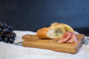 Tabla de Cortar Moderna de Madera con Diseño de Ajo, Tabla Artesanal Perfecta para la Mesa de la Cocina y para Decorar Alimentos, de la India - Product Image 4