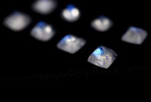 Lote de Pirámides de piedra lunar arcoíris natural, piedras preciosas calibradas sueltas, cabujones de cristal de piedra lunar de fuego azul natural - Product Image 2