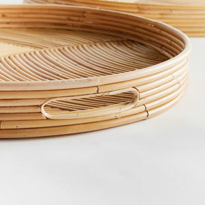 Bandeja tejida de ratán artesanal con asas resistentes Bandeja decorativa natural y sostenible - Product Image 2