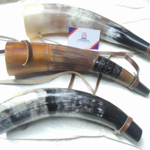 Corne de guerre sculptée à la main avec effet de feu, corne à souffler, corne naturelle authentique pour les Vikings avec sangle en cuir véritable - Product Image 1