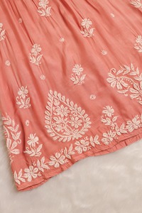 Elegante muselina Chikankari estilo de vestido Top para mujer Ropa étnica ligera con detalles bordados a mano y silueta acampanada - Product Image 2