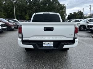 Clean White 2023 Toyota Tacoma TRD Sport Double Cab 4WD con llantas de aleación Asientos de cuero Navegación Asiento calefactable Arranque remoto - Product Image 3