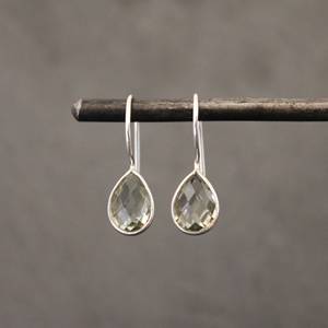 Boucles d'oreilles pendantes faites à la main pour femme en argent sterling 925 avec améthyste verte taille poire et sertissage clos, vente en gros de bijoux fins - Product Image 1