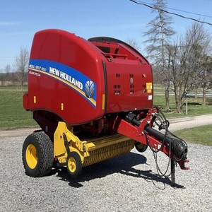 Presse à balles rondes automatiques New Holland Roll-Belt 450 Utility Plus à vendre - Product Image 1