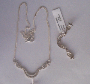 Collar de Oro Blanco con Elegante Diseño de Cristal para Mujer - Product Image 1