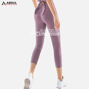 Conjunto de yoga diseñado para entrenamiento y ejercicio con ajuste flexible y tela suave para un movimiento cómodo y uso diario. - Product Image 4