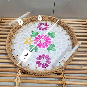 Plateau en rotin naturel tissé à la main avec incrustations de coquillages et de perles pour le rangement, le service et la décoration - Product Image 1