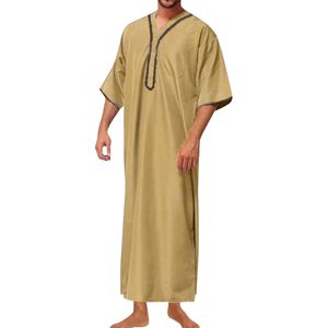 Túnica Musulmana de Manga Corta Color Marrón Claro para Hombre, Cuello en V, Detalles Bordados, Jubba Islámica, Kandura, Dishdasha, Ropa Árabe de Verano - Product Image 1