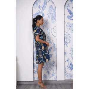 Chemise Kaftan Love Birds, paréo de plage avec motif d'oiseaux unique, sans manches, col en V, 100% coton cambriqué - Product Image 4