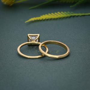 Bague de fiançailles solitaire sertie de diamants de laboratoire certifiés IGI VVS, design princesse, avec ensemble de mariage en or 14 carats - Product Image 6