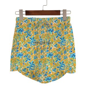 Shorts enveloppants pour femmes, multicolores, respirants, design personnalisé, style streetwear, impression intégrale, plusieurs couleurs, en vente - Product Image 3