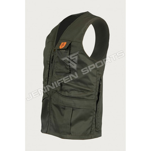 سترة صيد مخصصة عالية الجودة مصنوعة من خامة القشرة القطنية بنسبة 100% وتغلق بسحاب وجيوب متعددة وذات حلقة معلقة من الداخل - Product Image 2