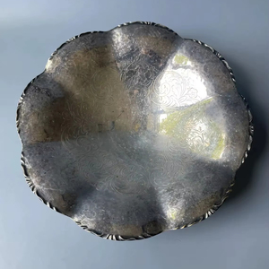 Bol de service en argent martelé et gravé de qualité supérieure, parfait pour servir des fruits, des collations et des bonbons, provenant d'Inde - Product Image 1