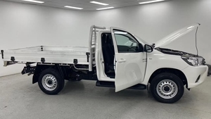 Toyota Hilux SR 2.8L Diésel Cabina Simple Chasis 4x4 2024 / Volante a la Derecha - Product Image 2