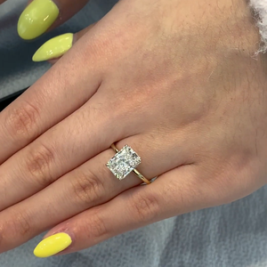 Anillo de Compromiso con Halo Oculto Radiante en Oro Amarillo con Diamante de 4 Puntas Certificado por IGI - Product Image 1