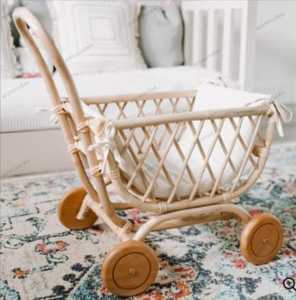 Meubles d'artisanat de poupée en rotin fabriqués à la main berceau de poupée lit pour tout-petits semblant de jouets en peluche poupée Miniature prix de gros - Product Image 4