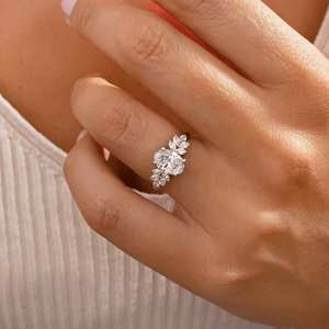 แหวนหมั้นเพชรโมอิสทรงรีตัดจากธรรมชาติพร้อมด้วยกระจุกลายดอกไม้ในวงแหวนอัญมณีสีขาวทอง - Product Image 2