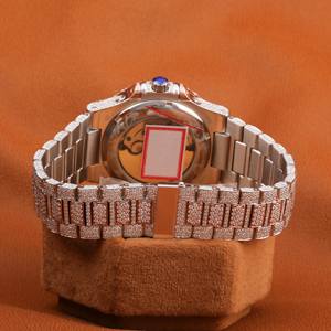 Montre de luxe fabriquée en usine avec cadran en verre de mode orné de diamants VVS cultivés, cadran intelligent entièrement glacé, bracelet ultra-luxe, mouvement à quartz, style Hip Hop - Product Image 3