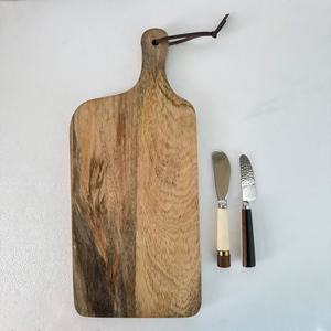 Planche à découper en bois avec poignée et bande en cuir avec 2 spatules Finition naturelle Pour un usage domestique et en restaurant Prix le plus bas - Product Image 3