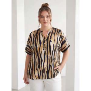 Blusa de Talla Grande con Estampado de Cebra y Cuello Mandarín, Negra - Product Image 1