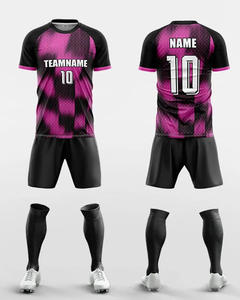 Kit de uniforme de fútbol por sublimación personalizado, Conjunto de jersey y pantalones cortos de manga corta para hombres - Product Image 4