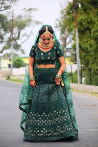 Colección de Bodas de diseñador exclusivo Lahanga Choli Party Wear Estilo Bollywood Lehenga Choli para mujeres Fabricante indio - Product Image 3