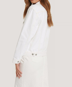 Chaqueta vaquera blanca personalizada para mujer con cuello vuelto Patrón de motocicleta bordado de invierno Abrigo relleno de algodón ODM OEM - Product Image 5