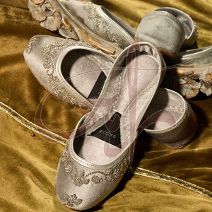 วัสดุทนทาน สวมใส่สบาย กันลื่น รองเท้าคุสซ่าผู้หญิง พื้นรองเท้าหนังคุณภาพสูง หน้าผ้าหนังเทียม ใช้ได้ทุกฤดู มีสินค้าพร้อมส่ง - Product Image 2