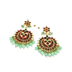 Boucles d'oreilles Chandbali en or plaqué or avec décorations Meenakari vert clair, style chandelier - Product Image 3