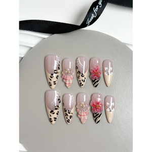 Feral Grace – Ongles à presser au design élégant et gracieux pour les passionnés de nail art - Product Image 1