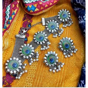 Collier Moti Peacock, accessoire élégant pour les soirées - Product Image 1