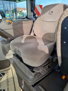 John Deere 4066M offre une excellente durabilité et des performances avec un système de transmission intégrale et une forte capacité de levage en stock - Product Image 6