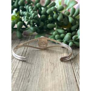 Bracelet manchette en argent sterling avec turquoise Royston, fait main par des artisans Navajo - Product Image 5