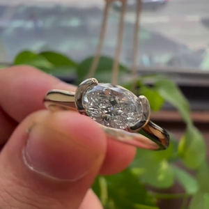 Bague de fiançailles ovale est-ouest à demi-sertissage certifiée IGI, bijoux en diamant - Product Image 3