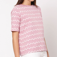 Camiseta de Mujer con Estampado en Zig-Zag para Ropa Urbana |   Camisa de Algodón Peinado de Alta Densidad de 200 g/m² |   Top Urbano con Diseño Gráfico Moderno