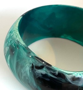 Bracelets en résine artificielle audacieuse avec texture de marbre métallique brillant faits à la main pour les soirées Glam Looks bas prix AALIYAN IMPEX - Product Image 3