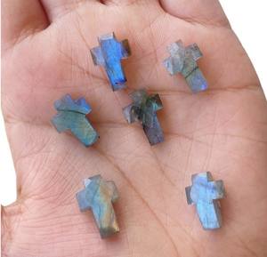 Labradorita en forma de cruz tallada a mano en forma de cruz piedra preciosa tallada para la fabricación de joyas - Product Image 2