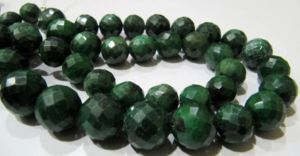 Esmeralda corindón redondo Briolette facetado verde 9-12mm tamaño cuentas de piedras preciosas hebra 8 pulgadas de largo piedra preciosa de alta calidad - Product Image 2
