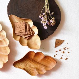 Assiettes en bois d'acacia en forme de feuille plats en bois naturel faits à la main pour l'affichage des aliments ensemble d'assiettes à dîner de qualité supérieure - Product Image 4