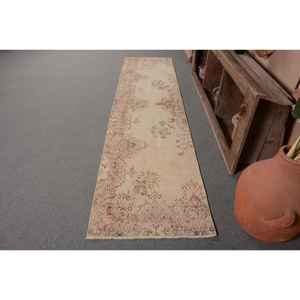 Alfombra de lana turca Vintage de 2,4x9,5 pies, tejido plano de retazos beige y rosa para decoraciones de sala de estar con respaldo de látex - Product Image 1