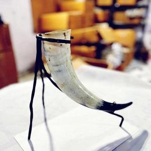 Corne à boire et tasses de meilleure qualité Cadeaux de style viking Corne à bière avec support en fer Corne à boire de bière en agate authentique - Product Image 1