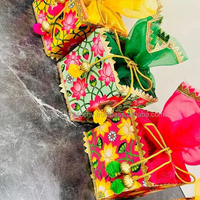 Boîte à bonbons carrée moderne indienne avec dentelle en tissu 4x4 pouces NOUVELLE ARRIVÉE Cadeau de mariage Faveurs de fête
