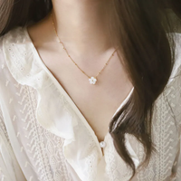 Collier pendentif fleur plaqué or en acier inoxydable 201 pour dames perle avec motif en forme de lettre et chaîne de corde