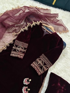 Ensemble Anarkali en velours micro-velours 9000 avec chemise brodée, pantalon en velours et dupatta en organza brodé avec motifs ajourés - Product Image 5