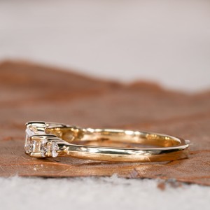 Bague de mariage empilable demi-éternité vintage en or jaune de haute qualité 0,70 carats avec diamants baguette coniques cultivés en laboratoire pour promesse et fête - Product Image 3