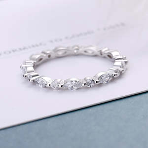 Anelli Impilabili in Argento Sterling con Cristalli Swarovski e Finitura Miligrain - Product Image 2