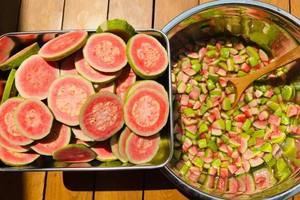 Goyave rose en conserve de qualité supérieure au sirop pour les acheteurs mondiaux et les importateurs de fruits - Product Image 2