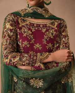 Dupatta Verde Hecha a Mano para Novia India/Pakistaní, Georgette Bordada en Oro con Bordado a Mano Único, Estilo de Vestido Pakistaní - Product Image 1