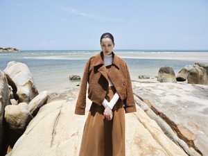 Veste courte en alpaga surdimensionnée élégante AMARA, prête à être expédiée, en fourrure de chameau, anti-rides, à bouton unique - Product Image 4