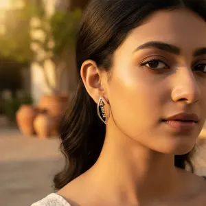 ต่างหูเงินแท้ประดับด้วยหินสีเขียวและสีดำ - Product Image 1